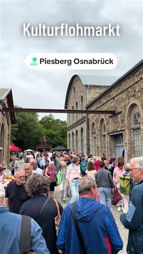 POV: Es ist Sonntag in Osnabrück und der Piesberg ruft! ☀️🚂 Endlich wieder KULTurflohMARKT! Ich war heute schon auf Schnäppchenjagd und es ist einfach der Wahnsinn. Da die Standplätze dieses Jahr komplett ausgebucht waren, ist die Auswahl riesig – es gibt unendlich viel zu stöbern, zu feilschen und natürlich zu schlemmen. Der Eintritt ist komplett frei und das Ganze geht heute (05.07.2026) noch bis 18 Uhr! ⏰ Was diesen Flohmarkt so besonders macht? Es ist ein echtes Kulturfest! Überall auf dem 