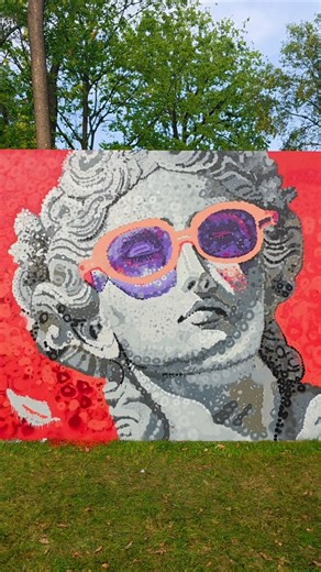 To nie baba w okularach ;) Melpomena to jedna z dziewięciu Muz w mitologii greckiej, bogini i patronka tragedii, ale dziś tragedii nie było :) Dziękuję wszystkim za wspólny czas, uśmiechy i spotkanie 👋🎨 To wszystko dzięki @mok_nowysacz w ramach @sadecka_jesien_kulturalna 👌😍 Ps kto policzy ile osob malowało mural ? 😅 | Mgr Mors