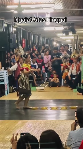 Kultur Iban Dayak: Tari Ngajat di Borneo