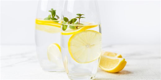 每天喝檸檬水真的可以排毒？專家盤點喝檸檬水的7大好處，讓你從腸胃到皮膚都更健康！