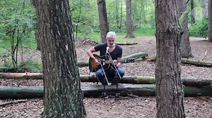 Triggerfinger lanceert vandaag hun nieuwe plaat 'Colossus'. Gertjan Van Hellemont (alias Douglas Firs) kreeg alvast een primeur. Hij ging wandelen met Ruben Block en kreeg deze prachtige akoestische versie van 'Afterglow' te horen. De hele podcast kan je hier beluisteren: radio1.be/wanderland-17-ruben-block-triggerfinger | Radio 1