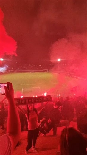 🏟️ EL ESTADIO LA INDEPENDENCIA SE PINTÓ DE ROJO 🔴 Los hinchas de Santa Fe 🦁 prendieron la fiesta en el partido contra Boyacá Chicó ♟️, donde el 'león' ganó 0-1 con gol de Emanuel Olivera ⚽️, en el último minuto | Gol Caracol