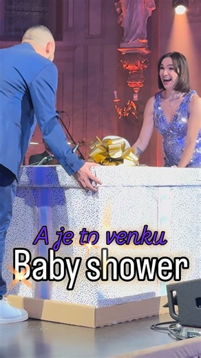 Kamila Nývltová on Instagram: "💗✨ Ten nejdojemnější okamžik… konec i začátek zároveň ✨💗 Včera, na posledním koncertě letošní první velké tour „S láskou Kamila“, se uzavřela jedna nádherná etapa mého života. A právě tam, na pódiu, obklopená vámi a vaší energií, jsme odhalili to nejkrásnější tajemství… 👶👶 Čekáme holčičky 💕 Bylo to silné, dojemné a plné lásky – přesně takové, jaké bylo celé tohle turné. Teď mě čeká ta nejdůležitější role v životě… budu mámou 🌸 Na chvíli se stáhnu do toho ne