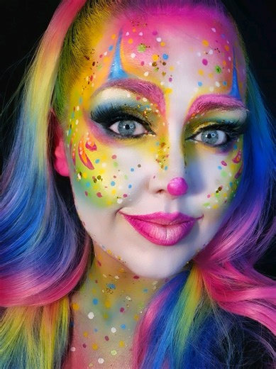 Dag 3 richting carnaval. Nog 5 dagen te gaan! Het werd kleurrijker dan gepland… maar daar is carnaval tenslotte voor. #hedyschminkt #carnavalsmakeup #makeupartist #carnavalsschmink @superstarpaintofficial @partyxplosion_official