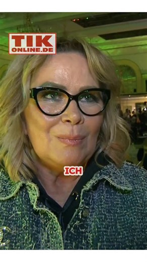 STAR NEWS 🎤 Exklusive Promi-Interviews. on Instagram: "Claudia Effenberg total ehrlich 😉👍♥️ Persönlich und authentisch beschreibt sie uns im Interview wie ihr großes Liebesglück mit Ehemann Stefan Effenberg seit vielen Jahren gelingt. Wir haben Claudia bei Julian F.M. Stoeckels Dschungelparty 2026 getroffen. 🚨 Lasst uns doch gerne ein Like oder Kommentar da und folgt uns für weitere interessante Videos ‼️ #claudiaeffenberg #stefaneffenberg #beziehung #zitatezumnachdenken #spruchdestages"
