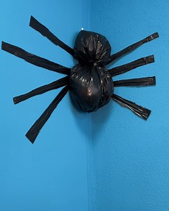 DIY Halloween trash bag spider | Genius Club