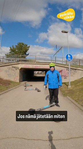 Pyöräily kuuluu kaikille! Väärin parkeerattu potkulauta voi hidastaa matkantekoa merkittävästi tai olla iso riski niille, jotka eivät niitä pysty riittävän hyvin havaitsemaan. Petri Virolainen muistuttaa, että potkulaudat tulee parkeerata niille määrätyille paikoille tai kunnolla sivuun kulkureiteiltä, jotta kadut ovat turvallisia kaikille. Pyöräilyviikkoa vietetään 3.-11.5.2025 teemalla Pyöräily kuuluu kaikille. Katso kaikki Petrin huomiot pyöräilyn sujuvoittamisesta Kvtuen kanavalta. @hginseud