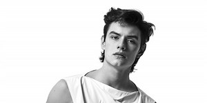 Louis Partridge Knows He’s a ‘Golden Retriever’