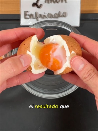 ¿Un minuto más cambia realmente la cocción de un huevo? 🥚 Probamos tiempos del 1 al 10 y comparamos qué ocurre al dejarlos enfriar a temperatura ambiente versus enfriarlos inmediatamente en agua fría. El resultado cambia más de lo que parece. #CienciaYCocina #huevos