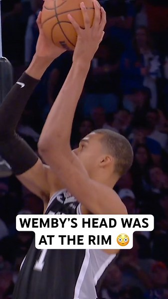 Wemby’s head was at the rim for this alley-oop 😳