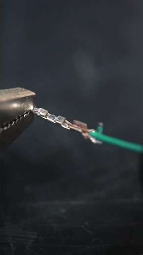 Hoe je eenvoudig een elektrische connector repareert 🔌🔧 #howto #diy #reparatie #auto #connector