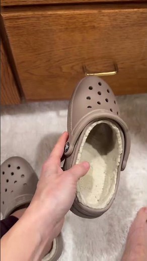 Fuzzy Lined Crocs: Super Cute & Comfortable! #Crocs #LinedCrocs