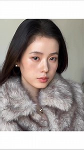 Hoàn thiện một layout mùa lạnh chỉ với một sản phẩm đa năng cho má và môi — một tông màu, hai công dụng, giúp tổng thể gương mặt hài hòa và ấm áp tự nhiên. Kết cấu creamy tán cực dễ, lên má thì ửng nhẹ sương sương, lên môi thì ra màu hồng nâu dịu, tạo vẻ đẹp tinh tế – tối giản – sang nhẹ cho cả ngày. | Mina Studio