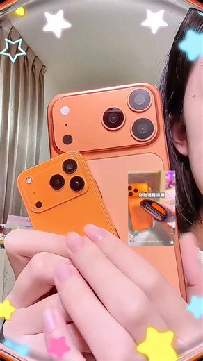 哈皮超市 Hopi Market 🧺 客製化禮物|節慶禮物| 生日禮物| 好物分享🌷 on Instagram: "📱💖✨迷你多功能小手機來啦！iPhone17 baby登場💫📲🎀 📱買不起 iPhone 17 Pro？沒關係，這台「iPhone 17 baby」給你同款外觀＋超實惠價格！✨輕巧又萌，拿在手上直接被問是哪家聯名限定💖 💫能下載超多 App、追劇聊天打遊戲都OK！支援台灣 SIM 卡＋ 4G 網路📶，超實用還能當備用機～ 💗體積迷你可放進小廢包👜重量輕得離譜，出門不想帶大手機的寶寶快收一台！出門拍照還能當裝飾機超可愛📷✨ 🆕✨最新商品資訊 請看限時動態精選🌷 禮物分類更好尋找🎁💖✨ 留言請先追蹤！不然無法私訊您喔🥹沒收到訊息請直接截圖私訊🫶 ★📦購買方式：影片直接留言+1 秒傳資訊給您👉小盒子統計結單💌 ★👛付款方式 🩷 線上付款：匯款 / Apple Pay / Google Pay / 信用卡 / 街口支付 🩷 實體付款：超商掃條碼付款 _ 👇好物選品・優惠開團・客製化禮物✨ 🌲 Follow @Hopi_Mar