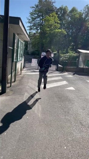 Pisser dans une ÉCOLE ?! #connerie