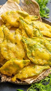 Palak Pakora 5 from 2 votes Palak Pakora Recipe (Palak Pakoda, Spinach Fritters) Make these crispy Palak Pakora (Palak Pakoda, Spinach Fritters) using my easy recipe and serve them with green chutney and masala chai for a delicious treat. Prep Time 5 minutes mins Cook Time 20 minutes mins Total Time 25 minutes mins Course: SnackCuisine: IndianDiet: Gluten Free, Vegan, Vegetarian Servings: 4 people Author: Neha Mathur Ingredients 14-15 spinach leaves (palak) ¾ cup chickpea flour (besan, gram flou