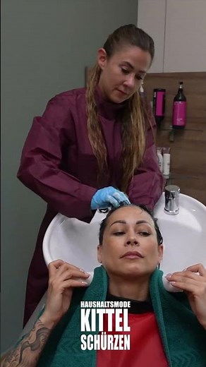 Isi im #Nylonkittel und der #Shampoo Alltag im #Friseursalon 💈 Haarwäsche für Lou