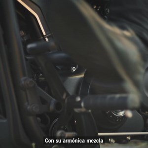 Presentamos la nueva #IndianScout. Born from icons. Ridden by legends. Como una de las primeras cruisers americanas producidas hace más de 100 años, la Indian Scout siempre ha representado un diseño americano icónico. Si bien la nueva Scout presenta tecnología líder en su clase y un rendimiento incomparable, los elementos de diseño clave permanecen, trazando una línea clara desde donde hemos estado hasta donde vamos con una silueta que brilla con herencia y tradición. Aprovechando el estilo atem