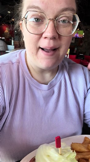 Red Robin for lunch! A little heavy on the calories, but still in my deficit and I didn't finish my fries! #redrobin #lunchtime #caloriedeficit