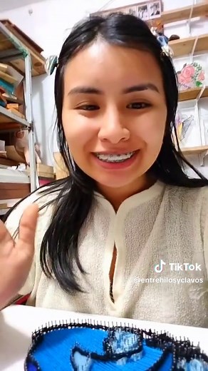 Después de mucho tiempo 🤭🔥 YA TENEMOS EL PROYECTO DE STITCH en nuestros talleres virtuales 😍❤️🧶. Puedes llevar este curso désde cualquier parte del Mundo 😉🇱🇷🇨🇱🇮🇹🇻🇪🌍. Yo soy de Perú 🇵🇪♥️ Si vives cerca de nuestra localidad puedes visitarnos en nuestros talleres presenciales 😍🔥. - Todos los secretos del hilorama te los contaré. - Estilos de Tejido - Tipos de cierre - Como pintar madera - Distancia de clavos - Qué hilos puedo utilizar para cada proyecto 🌟 Y muchos más. Encuentra 