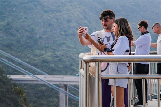 Foreign guests impressed by world's tallest bridge under construction