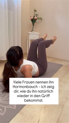 Der Hormonbauch ist kein Zeichen des Alters - er ist ein Zeichen, dass dein Körper aus der Balance geraten ist. Wenn sich dein Bauch plötzlich verändert, obwohl du dich kaum anders ernährst oder bewegst - dann liegt das meist an hormonellen Veränderungen: Sinkt das Östrogen und steigt das Stresshormon Cortisol, speichert dein Körper automatisch mehr Fett in der Mitte. Aber das bedeutet nicht, dass du dich damit abfinden musst. Mit sanftem, hormonfreundlichem Training kannst du deine Mitte wieder