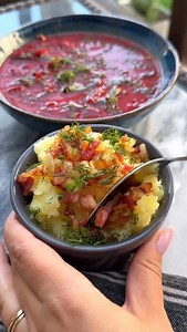 Ziemniaki obok czy do środka? Jajko sadzone, na twardo, czy bez jajka?🍳 Składniki (6 porcji): •20g masła •1 cebula •2 ząbki czosnku •3 marchewki •4 buraczki z botwinką (ja miałam od mamy bardzo duże sztuki 💕) •1 łyżka soli •2l wody •liście laurowe •ziele angielskie •2 łyżki suszonych warzyw (zamiast tego można na początku do smażenia dodać kawałek startego korzenia pietruszki i selera) •lubczyk •sok z połówki cytryny lub z całej (musicie spróbować) •100ml śmietanki 18% •sporo pieprzu •ewentual