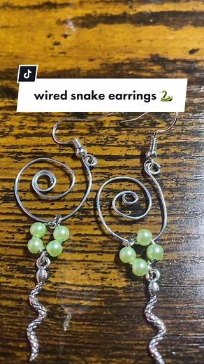 Im thinking about creating a whole wired collection of jewelry pieces! What do y’all think, yes or no? Comment pls! 🐍💚 #wiredjewelry #wiredjewellery #wiredjewelryinspired #handmadewirejewelry #wirejewelryadvice #individualjewelry #y2kjewelryfinds