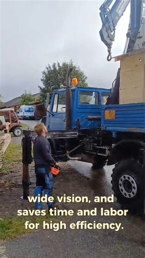 Kakaka operates a large toy lifting truck. #Grúa #construction #kran #gru #guindaste #crane #Liftingtruck #truck | Crane engineering machinery RC