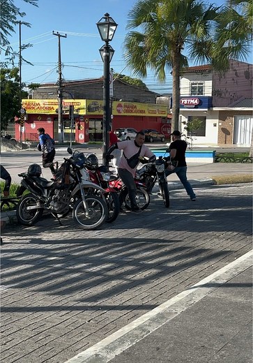 CHEFE ME MANDOU BUSCAR O MOTOUBER MALINHA, EMGOMOU O 📱 • • • • NÃO FICOU UM 🤣🤣🤣🤣🤣🤣🤣