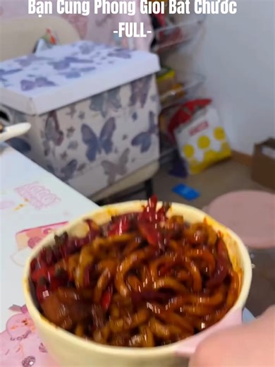 Mukbang Đồ Ăn: Bạn Cùng Phòng Giỏi Bắt Chước