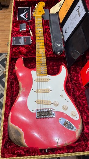 Schmitt Guitars on Instagram: "Fender Custom Shop 1956 Stratocaster Heavy Relic Fiesta Red Limited Edition FIESTA RED MAPLE NECK!!!! Mais um lindo modelo Fender Custom Shop que chega aqui na loja, essa Stratocaster é uma edição limitada, com especificações únicas e um visual de tirar o fôlego!! No clássico Fiesta Red, o visual desse instrumento é mega imponente, combinado a um Heavy Relic único e cheio de detalhes incríveis! E ao contrário da maioria das Fiesta Red, essa possui uma escala em map