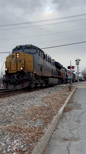 #CSX #ET44AC and #SD70MAC through #defect #detector #railfan #train