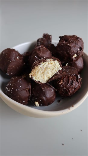 idilyazar | Tatlı krizine girildiğinde yapılacak en pratik şeylerden biri bu. Şekersiz, unsuz, fırınsız. İç dokusu yumuşak, dışı çıtır çikolatalı.... | Instagram