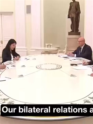 POUTINE ET LE VIETNAM : COMMERCE EN HAUSSE, RELATIONS AU TOP Vladimir Poutine reçoit au Kremlin le ministre des Affaires étrangères vietnamien Le Hoai Trung. Ouverture de la réunion : « Nos relations bilatérales se développent positivement, le commerce augmente. Nous menons un dialogue substantiel, ouvert et fructueux sur tous les fronts, y compris politique. » Poutine félicite aussi Tô Lâm pour sa réélection récente au poste de Secrétaire général du PC vietnamien. C’est un signal fort : malgré 