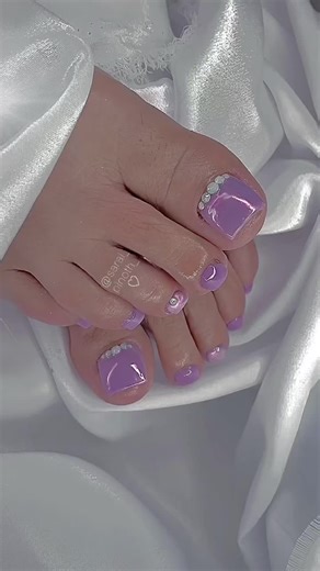 Uñas y Pedicura en Color Morado para 2024