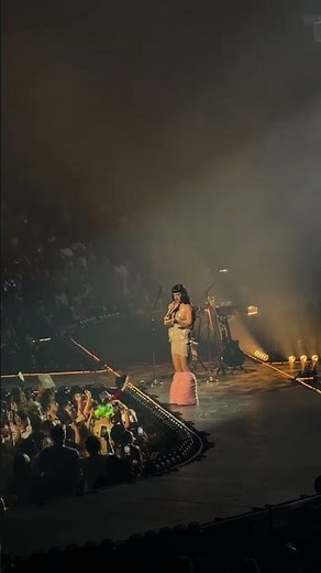 Katy Perry sings Last Friday Night in simlish! 😂