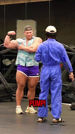 bodybuilder show muscles destroyed egos 💪 #anatoly #anatolyprank #unitedstates #gymtok #viralvideos @ANATOLY