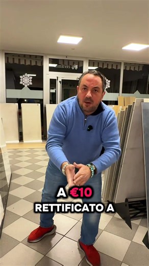 Risposta a @Niko Mimin Max risponde a un cliente su TikTok che si trova a Sassuolo e poi ti porta dentro lo showroom, nella stanza d’oro: qui trovi prime scelte selezionate, materiali di livello alto, superfici che dal vivo fanno tutta un’altra figura. Durante il tour Max fa vedere anche seconde scelte intelligenti, spiegando formati, prezzi e differenze reali, senza fumo negli occhi: 60×120, 60×60 e altri formati pronti a magazzino, soluzioni per chi vuole qualità ma anche risparmio. Un video c