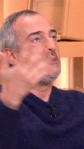 « Sur Canal , on ne m’empêche rien » 👉 En 2021, Sébastien Thoen était licencié de Canal par Vincent Bolloré suite à une parodie de l’émission de Pascal Praud sur CNews. Après son retour surprise en 2023, le trublion est de retour sur Comédie avec son émission d’humour « Faites-nous rire ». Quel rapport entretient-il avec le milliardaire ? Lui a-t-on imposé des limites ? Ses réponses dans « PureMédias : L’Hebdo » tous les dimanches à 12h sur T18 ! #sebastienthoen #vincentbollore #puremedias #pml