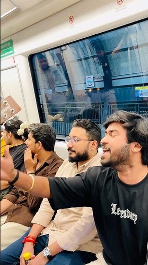 Saso Ki Mala Pe 😍 Delhi Metro Singing | Public Reaction 🔥 Har Har Mahadev 🕉️