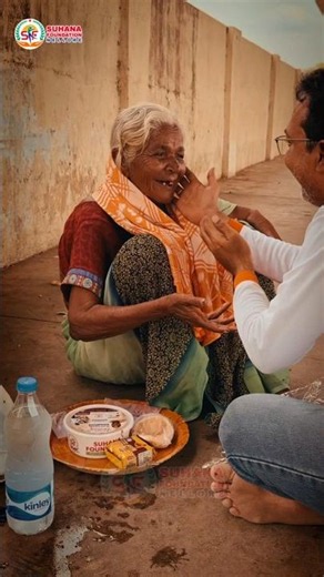 We Served Food To Homeless Grandmother On Road ❤️ Helping video #kindness