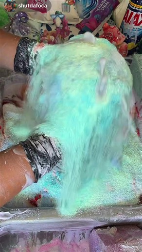 Comet laundry bleach sponge squeezing - handmixing comet paste