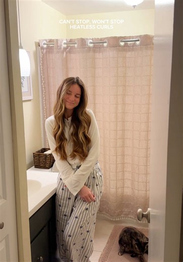 Happy Tuesday! Now in search of a good hairspray to help them hold 🫡 #heatlesscurls #unicorncurls #heatlesshairstyles