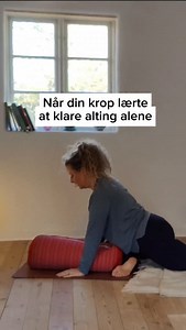 Grunden til, at du lukker ned, når livet bliver tungt, er ikke fordi du er “for meget.” Det er fordi din krop tidligt lærte, at du måtte klare alting selv. Du blev ikke guidet til at holde pauser. Ingen viste dig, hvordan rolig vejrtrækning føles. Ingen lærte dig at lande tilbage i kroppen, når følelserne voksede indeni. Så i dag, når stress rammer, følger dit nervesystem sin gamle overlevelsesstrategi: “Spænd op. Hold vejret. Bær det i stilhed.” Men tryghed kan læres igen. Blidt, langsomt, i di