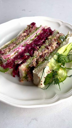 Une tradition inégalable : le pain sandwich ! Et cette année, pour vos potlucks des fêtes, c'est l'occasion d'essayer cette version revisitée. Ici, le fameux fromage orange traditionnel tartiné a été mis de côté pour laisser place à des garnitures délicates et ainsi à de nouvelles traditions. On vous laisse découvrir cette nouvelle recette qui a fait l'unanimité chez RICARDO. Joyeuses Fêtes ! 🥪✨ Par ici pour la recette: https://bit.ly/3RevuSN | Ricardo Cuisine