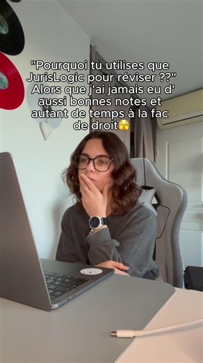 JurisLogic - ton aide pour réussir tes études de droit 📚 on Instagram: ""Pourquoi tu utilises que JurisLogic pour réviser?🤨" Alors que j'ai jamais eu d'aussi.bonnes notes et autant de temps à la fac de droit 😅 Fini les 8 manuels à 240€ chaque année, les cours incomplets et les heures passées à les ficher... Avec JurisLogic, j'ai un parcours de révision avec exercices interactifs, des cours complets et des fiches de révisions associées 😱 Et si je veux, son IA me fait des fiches de révision, f