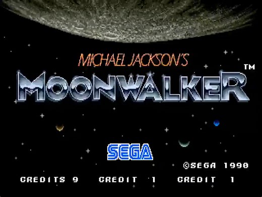 "Michael Jackson's Moonwalker" (1990) es el título del videojuego desarrollado por Sega tras el éxito de la película "Moonwalker" (1988). Existen versiones drásticamente distintas: mientras que la de recreativa es un "beat 'em up" con perspectiva isométrica para tres jugadores, las adaptaciones para Mega Drive y Master System son juegos de plataformas en 2D. | Editorial Applehead Team Creaciones