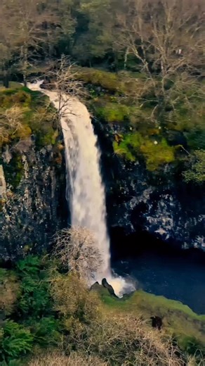 Have you managed to find the Snowdonia Secret Waterfall yet? 💦 The water tumbles in tiers, collecting in crystal-clear basins perfect for a cold dip if you’re feeling brave. It’s peaceful, remote, and one of those spots that makes you slow down just to take it all in. 📍 Where: Somewhere off the beaten track in Snowdonia National Park 🥾 Walk info: Unmarked trails, you’ll need a good map (or the UK Hidden Gems mobile app) 💦 Don’t miss: The smaller side cascades and pools that appear after heav