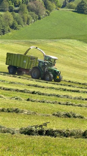 🌾 1. Schnitt unter Extrembedingungen! | Gras häckseln im Hanggebiet